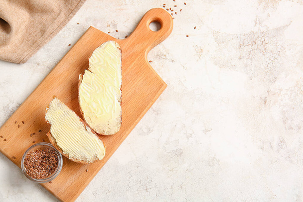 Scheiben frisches Brot mit Butter und Leinsamen auf hellem Hintergrund - Foto, Bild
