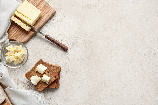 Composition avec du pain et du beurre frais sur fond clair - Photo, image