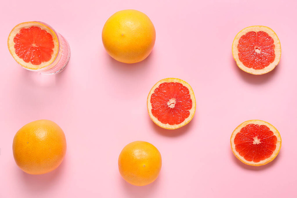 Samenstelling met rijpe grapefruits op kleur achtergrond - Foto, afbeelding