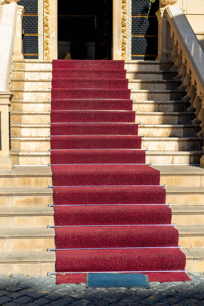 Розкішний благородний червоний килим на історичних сходах
 - Фото, зображення