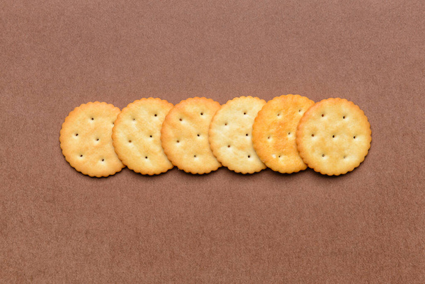 Lekkere crackers op kleur achtergrond - Foto, afbeelding