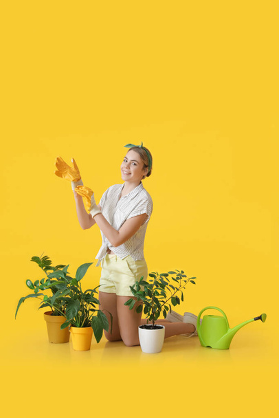 Jovem jardineiro feminino em fundo de cor - Foto, Imagem
