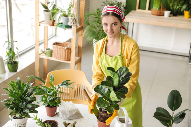 Mladá žena pečující o své rostliny doma - Fotografie, Obrázek