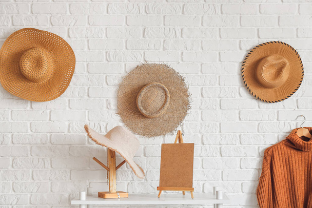 Stilvolle Hüte für Frauen im Innenraum des Zimmers - Foto, Bild