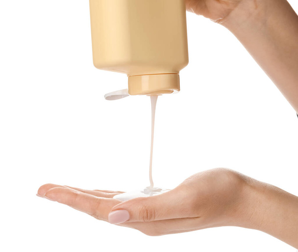 nő öntés zuhany gél palackból kézre fehér háttér, közelkép - Fotó, kép