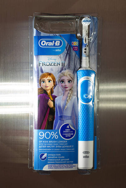 Frankfurt, Németország - 2021. április 10.: Braun Oral-B újratölthető fogkefe gyerekeknek 3 + év. Disney fagyasztott II - Fotó, kép