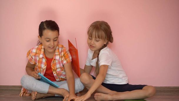 освіта та концепція школи - маленькі студентки, які вивчають та читають книгу вдома
 - Фото, зображення