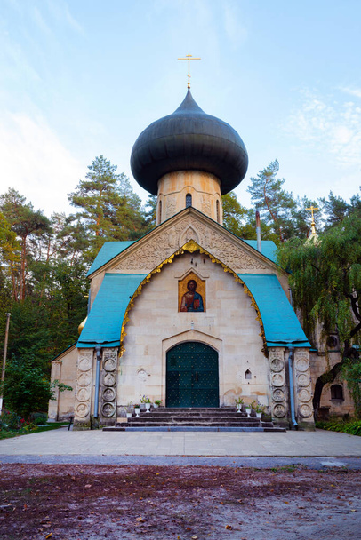 Die Hauptfassade der Kirche der Heiligen Verklärung, Architekt A. Shchusev im Komplex des Anwesens Natalyevka, Gebiet Charkiw, Ukraine - Foto, Bild