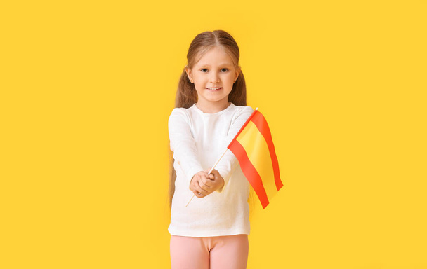 Petite fille avec le drapeau de l'Espagne sur fond de couleur - Photo, image