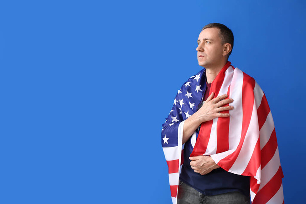 Homme avec drapeau américain sur fond de couleur. Célébration commémorative - Photo, image