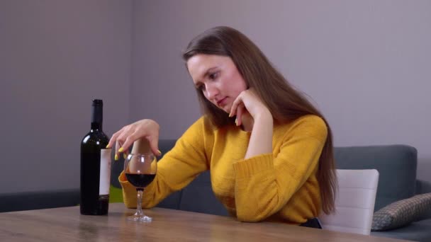 portret van een jonge vrouw met een glas rode wijn . - Video