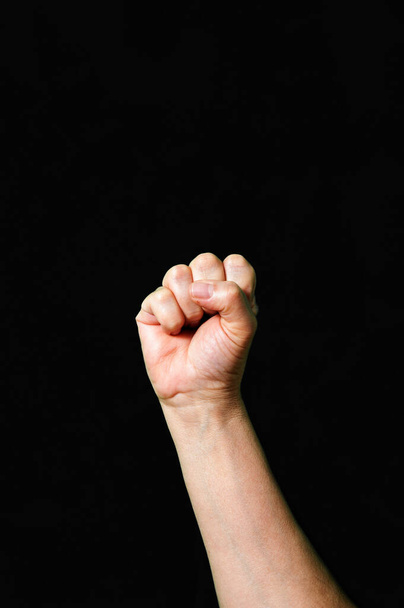 Mão fazendo e mostrando Carta S Internacional língua de sinais fundo escuro Internacional língua de sinais fundo escuro - Foto, Imagem