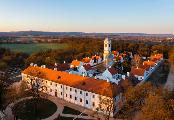 Majk, Hungría - El famoso monasterio barroco camaldolés en una mañana de primavera desde el punto de vista de los drones. Majk (o Majkpuszta) es un pequeño pueblo en el municipio de Oroszlany, cerca de Tatabanya.. - Foto, imagen