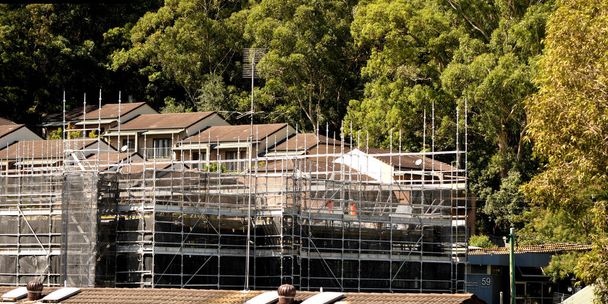 Új építkezési terület építése bozótos háttérrel. Új szociális lakásokat építettek a Beane St. Gosford 56-58-ban. 2021. március 9. Ausztrália. - Fotó, kép