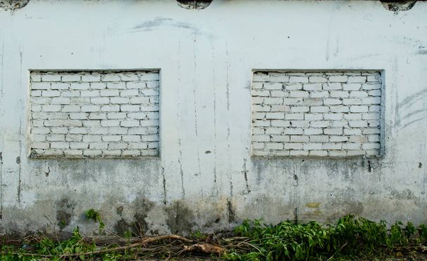 Buraco quadrado na parede de concreto com tijolo. O pano de fundo do desespero da limitação da espécie não é a liberdade. Estrutura de betão - Foto, Imagem