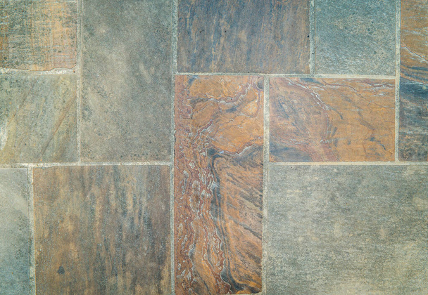 Kijkend naar beneden op oude kleurrijke gesneden rots en steen in cement in rechthoek en vierkante patroon loopbrug inheemse rots in het centrum van Tennessee achtergronden texturen behang en flat-lay - Foto, afbeelding