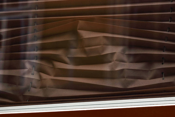 persianas de papel marrom enrugado atrás de vidro de janela sujo - Foto, Imagem