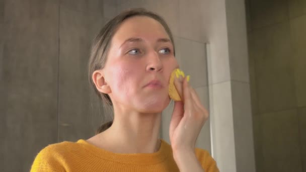 Mujer joven se lava quita el maquillaje antes de acostarse rutina de cuidado de la piel - Metraje, vídeo