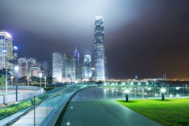 近代的な都市背景と夜の経路 - 写真・画像