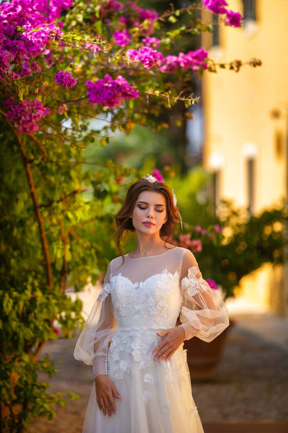 Stylish young bride on her wedding day in Italy.elegant Bride from Tuscany.Bride in a white wedding dress. - Fotoğraf, Görsel