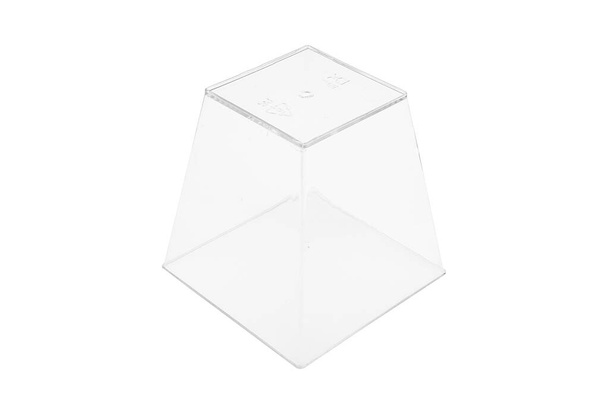 Ένα διαφανές πλαστικό δοχείο κύπελλο που χρησιμοποιούν για επιδόρπιο και γλυκά  - Φωτογραφία, εικόνα