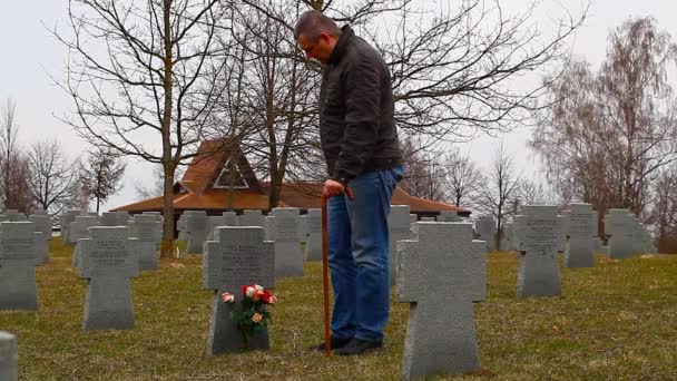 Mies kävelykeppi lähellä sotilaan hauta episodi 6
 - Materiaali, video