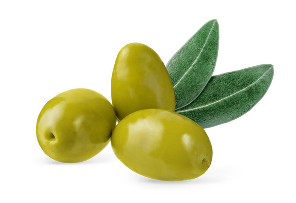 Olive verdi con foglie verdi isolate con percorso di ritaglio. - Foto, immagini