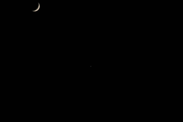 Яскраво сяючий місяць у безхмарному нічному небі
 - Фото, зображення