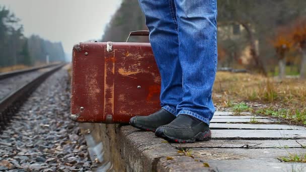 άνδρας με μια βαλίτσα με σιδηροδρομικού επεισόδιο 4 - Πλάνα, βίντεο