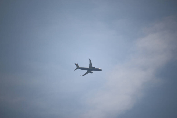 Klarer blauer Himmel, durch den Passagiere geflogen werden - Foto, Bild