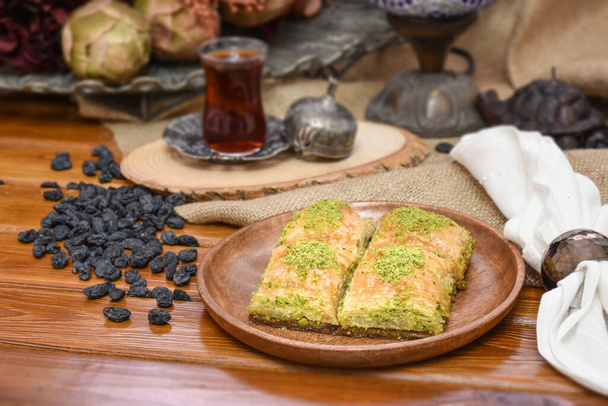 Sobremesa tradicional do Ramadã turco - baklava com pistache (turco: fistikli baklava). Eid mubarak. Bayrami Ramazan. Ramadã Kareem. - Foto, Imagem