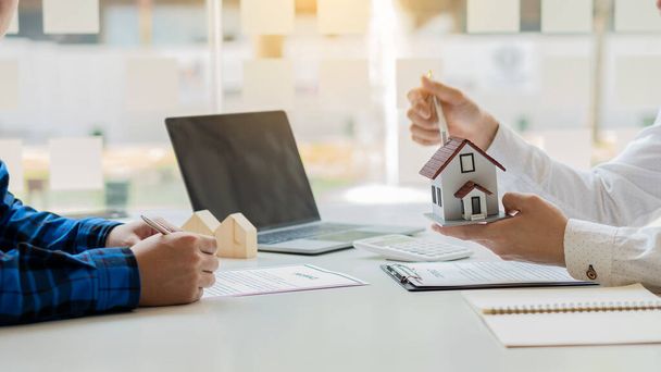 Immobilienmakler stellen Wohnungsgrundrisse für Wohnkunden, Eigenheime und Miet- und Kaufverträge vor. - Foto, Bild