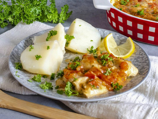 Greek fish is ready. By the way, the dish is quite low in calories. Bon Appetit! - Foto, afbeelding