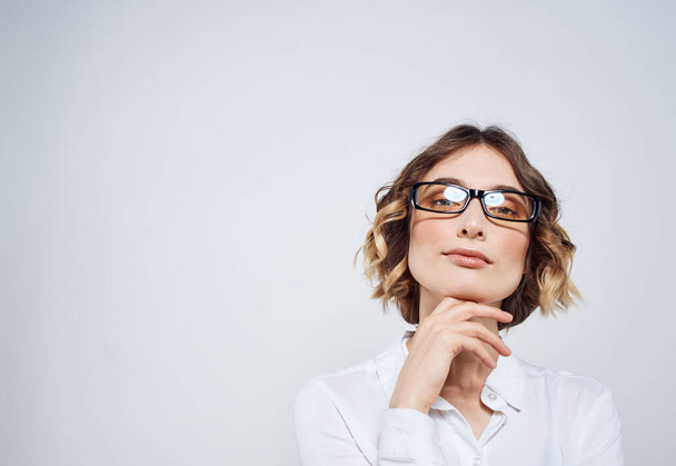 Жінка в окулярах з кучерявим волоссям біла сорочка Копіювати Простір
 - Фото, зображення