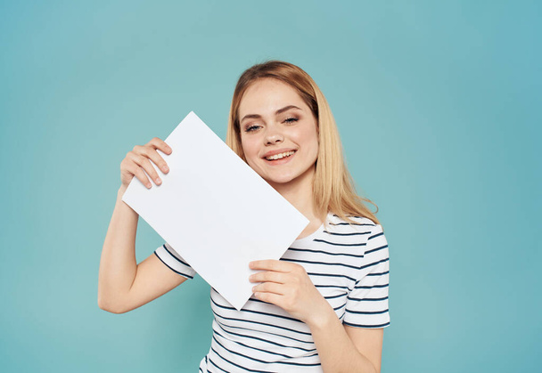 Szőke nő egy fehér papírlap a kezében egy kék háttér banner reklám - Fotó, kép