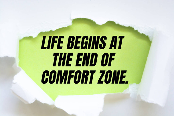 motivációs plakát idézet LIFE BEGINS a végén COMFORT Zone. - Fotó, kép