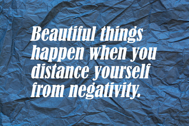 Las cosas hermosas suceden cuando te distancias de la negatividad. - Foto, imagen