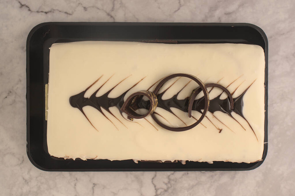 Bolo de chocolate e geléia, decorado com anéis de chocolate - Foto, Imagem