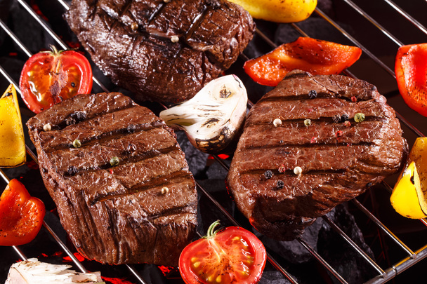 Beef steak on a barbecue grill with vegetables - Foto, Imagem