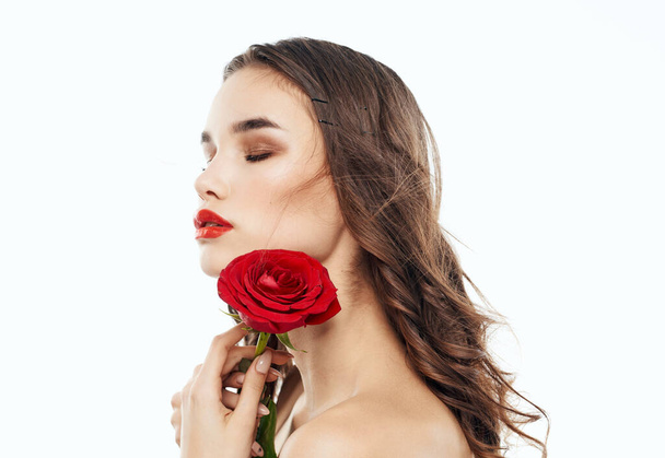 Mulher com flor vermelha perto de rosto limpo modelo cosmetologia da pele - Foto, Imagem