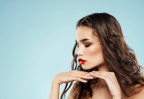 Gyönyörű barna piros ajkak csupasz vállak szexi nő modell - Fotó, kép