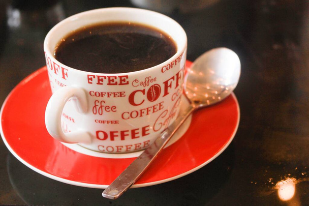 美しい色のカップとコーヒー。ロマンチックで愛情深い.  - 写真・画像