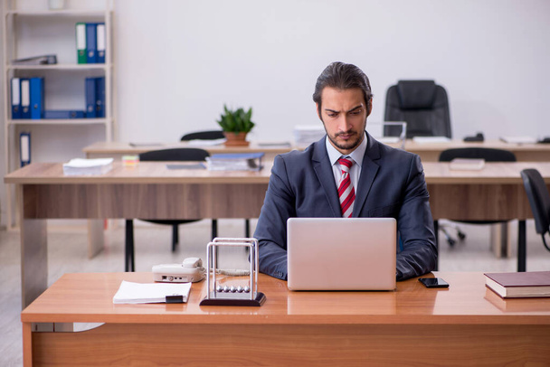 Młody człowiek biznesmen pracownik siedzi w biurze - Zdjęcie, obraz
