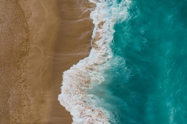 Bovenaanzicht van zand vergadering zeewater - Foto, afbeelding