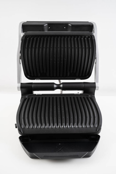 electric grill with open lid.  - Foto, Imagen