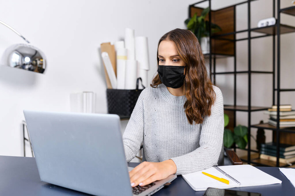 Woman wearing mask in the office - Foto, immagini