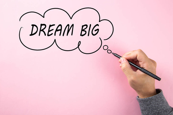Hand schrijven Dream Big in wolk zeepbel op roze achtergrond - Foto, afbeelding