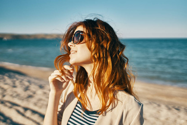 hezká zrzavá žena v slunečních brýlích na pláži písek letní model - Fotografie, Obrázek