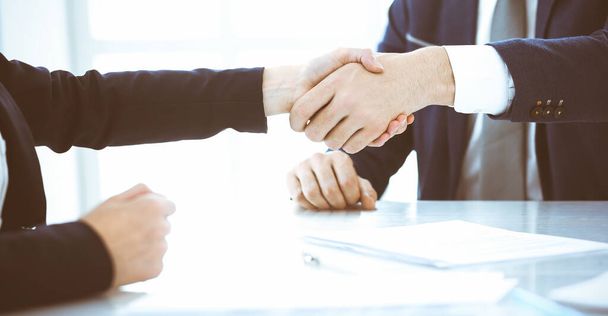 Geschäftsleute oder Anwälte beim Händeschütteln nach einem Meeting, hautnah. Verhandlungs- und Handschlagkonzepte - Foto, Bild