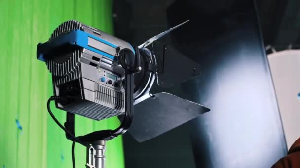 Professional lighting equipment on the movie set with a man rotating a plate - Footage, Video